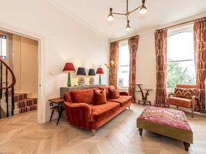 TV, peis og kontorer