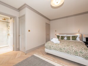 3 habitaciones, tabla de planchar con plancha y cuna de viaje