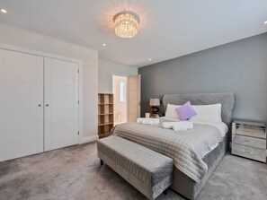 5 Schlafzimmer, Bügeleisen/Bügelbrett, kostenloses WLAN, Bettwäsche