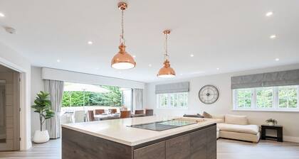 Large Comfortable & Private Home in Fetcham - Pass the Keys