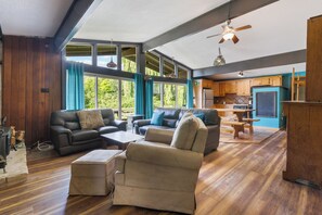 121 Tyrolean (Dogs Allowed) | Living area - Tyrolean Chalets (The Blue Mountains)