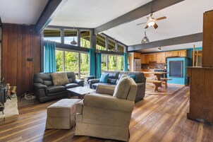 Chalet tradicional, vistas a la montaña | Zona de estar