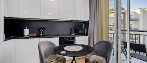 Microondas, horno y lavavajillas