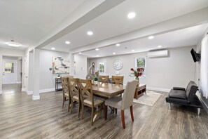 Dining - Newly Renovated Charmer, Spacious 6-bedroom house. (Mount Pocono)