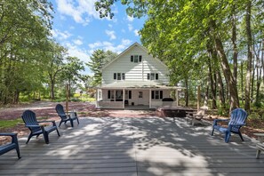 Exterior - Newly Renovated Charmer, Spacious 6-bedroom house. (Mount Pocono)