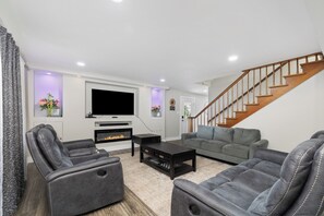 Smart TV, fireplace - Newly Renovated Charmer, Spacious 6-bedroom house. (Mount Pocono)