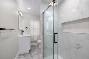 Hair dryer, towels, soap, shampoo - Newly Renovated Charmer, Spacious 6-bedroom house. (Mount Pocono)