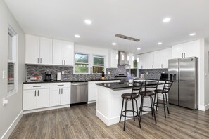 Kjøleskap, mikrobølgeovn, ovn og kokeplater