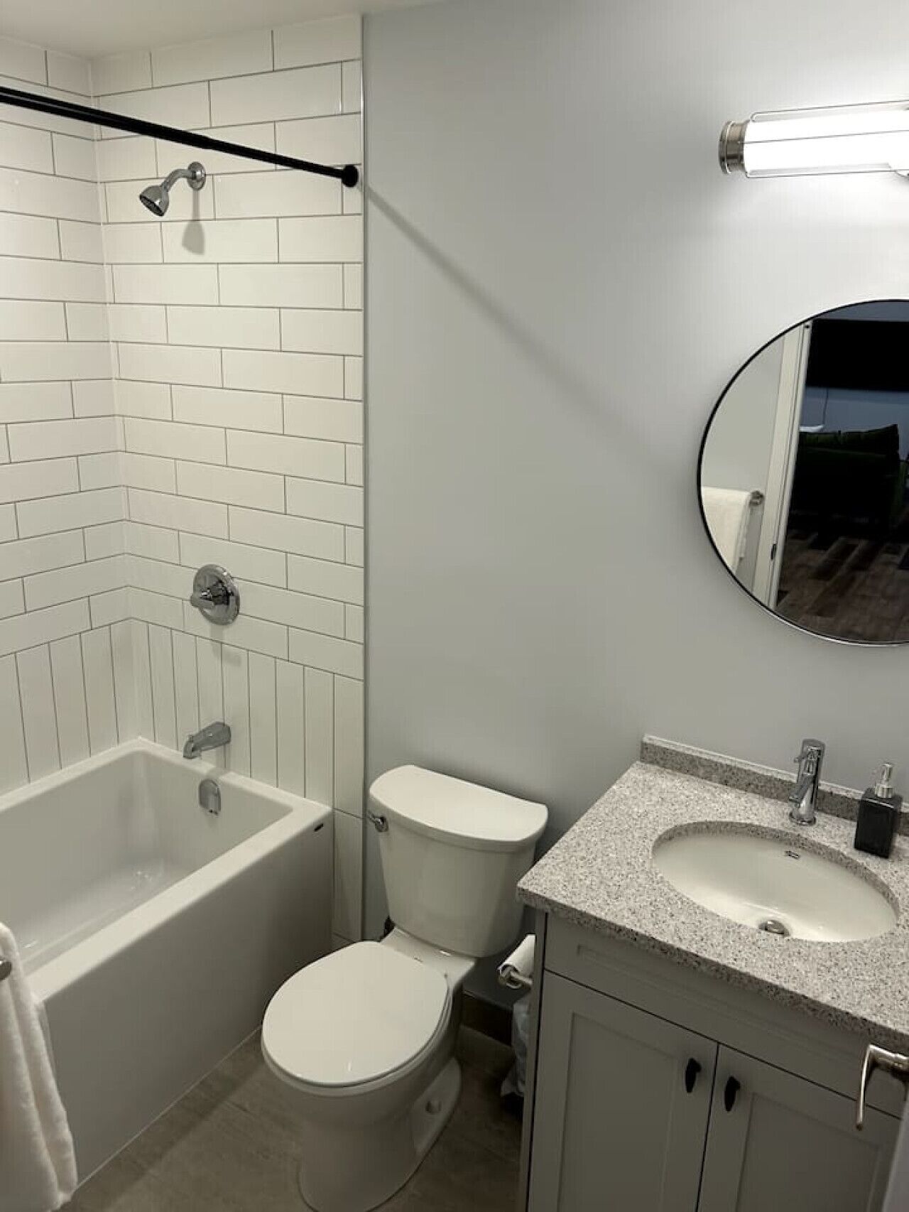 Uma casa de banho moderna com banheira, sanita e lavatório.