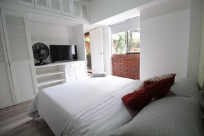 Apartment (#203) | Desk, free WiFi - Manila by Roots Rentals (Medellín)