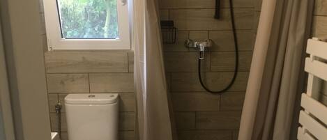 Haartrockner, Handtücher, Seife, Shampoo