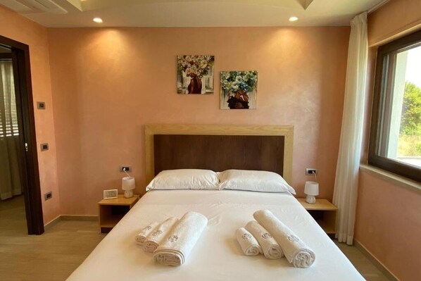 3 bedrooms, iron/ironing board, WiFi, bed sheets