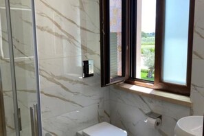 Shower, hair dryer, bidet, towels