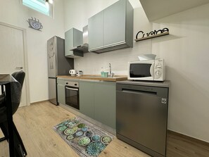 Micro-ondes, four, plaque de cuisson, lave-vaisselle