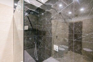 Shower, jetted bath, hair dryer, bidet