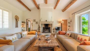 Smart-tv, een open haard, een tafeltennistafel en boeken