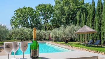 Een buitenzwembad en een verwarmd zwembad