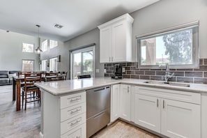 Frigorifero, microonde, piano cottura, lavastoviglie