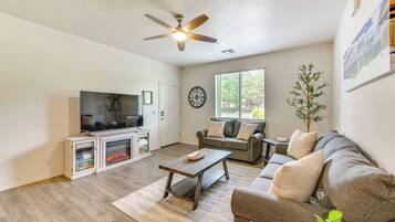 TV, fireplace