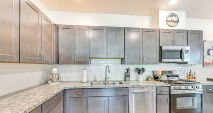 2 Mi to Dtwn & NAU: Flagstaff Condo w/ Patio!