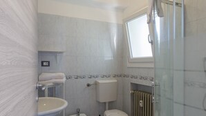 Superior Triple Room | Bathroom | Shower, hair dryer, towels, soap - FARE BnB room and breakfast Santa Maria (Reggio nell'Emilia)