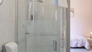Superior Triple Room | Bathroom | Shower, hair dryer, towels, soap - FARE BnB room and breakfast Santa Maria (Reggio nell'Emilia)