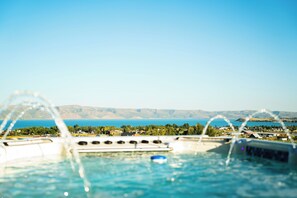 Een binnenzwembad en een verwarmd zwembad