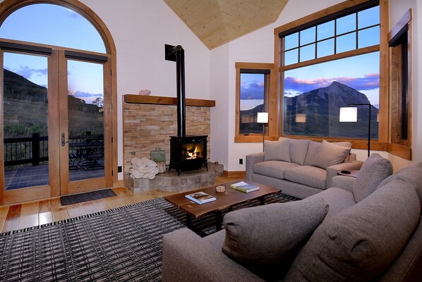 Televisión y chimenea