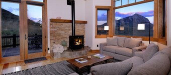 Meridian Peaks/Views of the Surrounding Mtns! Hot Tub! Hike Right out the Door!