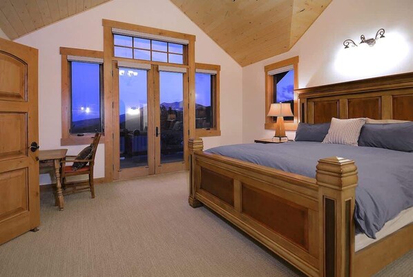 5 habitaciones, tabla de planchar con plancha, wifi y ropa de cama 