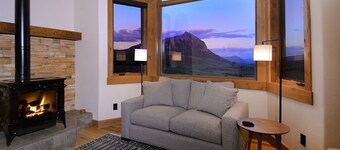 Meridian Peaks/Views of the Surrounding Mtns! Hot Tub! Hike Right out the Door!