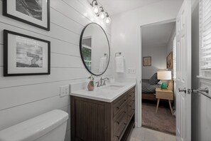 Hair dryer, towels, soap, toilet paper - Spacious 4-bedroom Home in South Kansas City (Kansas City)