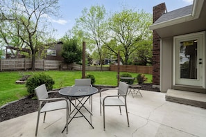 Outdoor dining - Spacious 4-bedroom Home in South Kansas City (Kansas City)