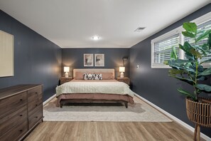 4 bedrooms, iron/ironing board, WiFi, bed sheets - Spacious 4-bedroom Home in South Kansas City (Kansas City)