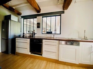 Fridge, microwave, oven, dishwasher - Charming house near Ile de Ré with terrace (Nieul-sur-Mer)