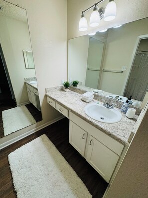 Sèche-cheveux, serviettes fournies, savon, shampoing