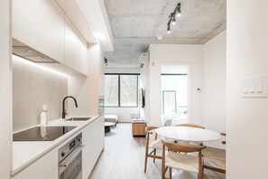 Een koelkast, een kookplaat, een vaatwasser