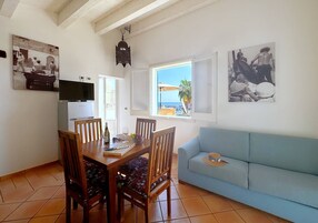 基础复式, 海景 | 起居区 | 32-英寸纯平电视 （配备有线频道）、电视