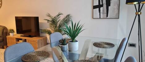 Apartment, 2 Bedrooms, Non Smoking, Kitchen | In-room dining