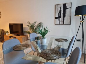 Apartment, 2 Bedrooms, Non Smoking, Kitchen | In-room dining