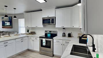 獨棟房屋, 多張床, 庭院 (La Casita - No Pets Allowed) | 私人廚房 | 電冰箱、微波爐、烤箱、爐台