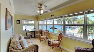 Condo (2 Bedrooms) | Front of property