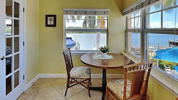 Condo (2 Bedrooms) | Tiện nghi, dịch vụ nơi lưu trú