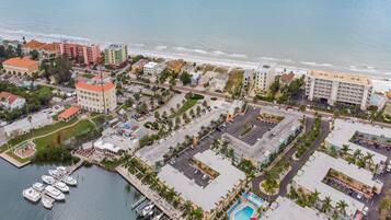 Condo (2 Bedrooms) | Property amenity