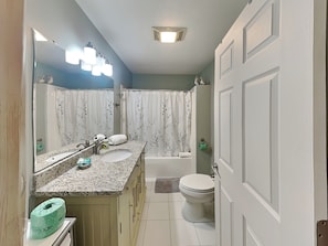 Rumah, Beberapa Tempat Tidur, balkon, pemandangan kebun (Shabby-Chic Peak - 2 Pets Allowed) | Kamar mandi | Perlengkapan mandi desainer, handuk, dan tisu toilet