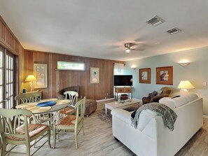 Rumah, Beberapa Tempat Tidur, balkon, pemandangan kebun (Shabby-Chic Peak - 2 Pets Allowed) | Area keluarga | Televisi 42-inci dengan saluran TV kabel