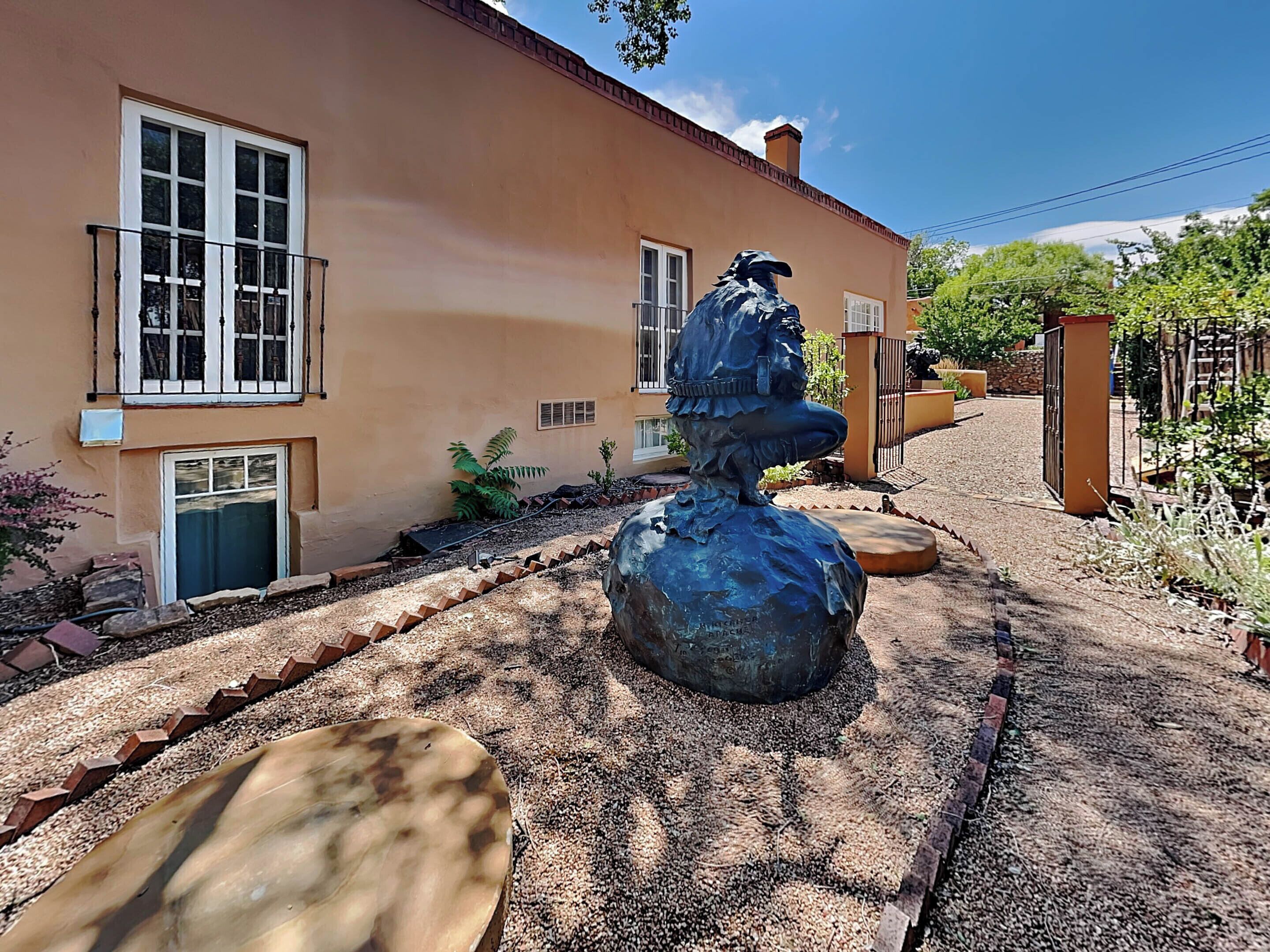 Ein Haus mit einer Statue im Vorgarten.