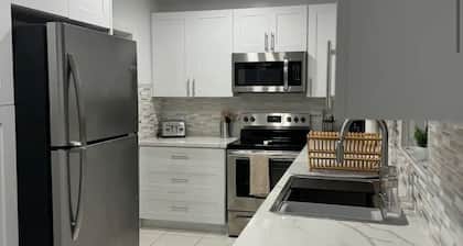 Cozy 2-bedroom townhome in peaceful Bimini with AC, WiFi
