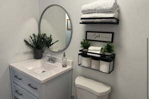 Serviettes fournies, savon, papier toilette