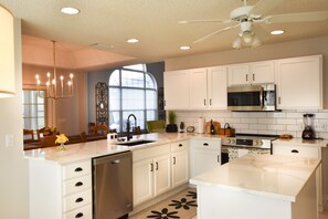 Fridge, microwave, oven, stovetop - Margarita House in The Villages close to both Lake Sumpter and Spanish Springs! (The Villages)